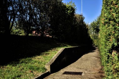 Konut binalarının yanında çit ve çitle çevrili bir geçit.