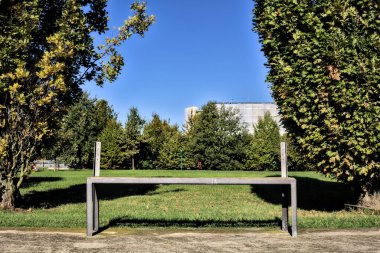 Açık bir günde parkta dinlenmeden bankta oturmak.