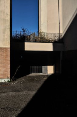 Terk edilmiş iki binanın cephesiyle çerçevelenmiş temiz gökyüzü