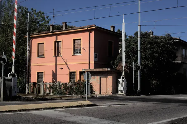 Attraversamento Ferroviario Con Una Casa Campagna Una Giornata Limpida — Foto Stock