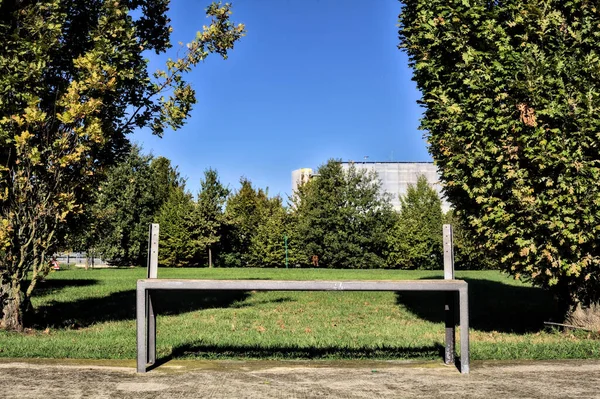 Açık bir günde parkta dinlenmeden bankta oturmak.