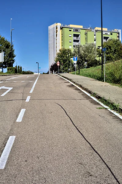 Straße Einem Wohngebiet Mit Einem Gebäude Auf Der Seite — Stockfoto