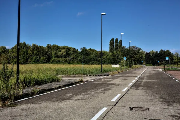 Doodlopende Weg Met Straatlantaarn Een Heldere Dag — Stockfoto