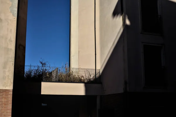 Céu Limpo Enquadrado Pela Fachada Dois Edifícios Abandonados — Fotografia de Stock