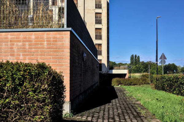 Parte Fachada Edifício Abandonado Num Dia Claro — Fotografia de Stock