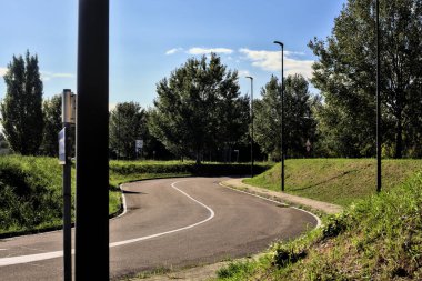 Kırsal kesimde ağaçlarla çevrili bir yol.