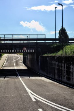 Sonbaharın açık bir gününde İtalya kırsalındaki bir yolun boş alt geçidi.