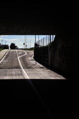 Sonbaharın açık bir gününde İtalya kırsalındaki bir yolun boş alt geçidi.