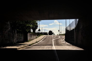 Sonbaharın açık bir gününde İtalya kırsalındaki bir yolun boş alt geçidi.