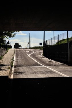 Sonbaharın açık bir gününde İtalya kırsalındaki bir yolun boş alt geçidi.