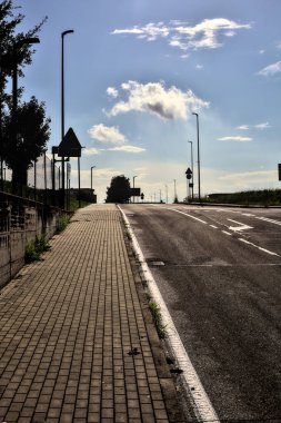 Sonbaharın açık bir gününde İtalya kırsalındaki bir yolun boş alt geçidi.