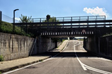 Sonbaharın açık bir gününde İtalya kırsalındaki bir yolun boş alt geçidi.