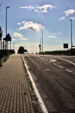 Sonbaharın açık bir gününde İtalya kırsalındaki bir yolun boş alt geçidi.