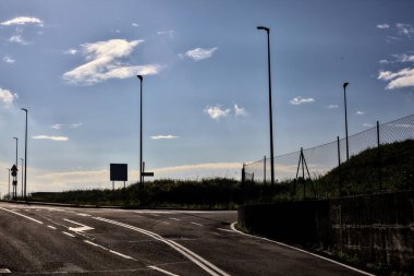 Sonbaharın açık bir gününde İtalya kırsalındaki bir yolun boş alt geçidi.