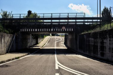 Sonbaharın açık bir gününde İtalya kırsalındaki bir yolun boş alt geçidi.