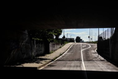 Sonbaharın açık bir gününde İtalya kırsalındaki bir yolun boş alt geçidi.