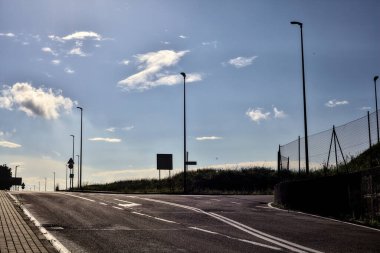 Sonbaharın açık bir gününde İtalya kırsalındaki bir yolun boş alt geçidi.