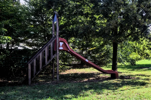 Versleten Glijbaan Schaduw Een Park — Stockfoto