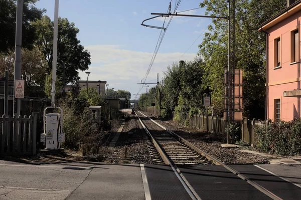 Cruce Del Ferrocarril Con Una Casa Campo Día Despejado — Foto de Stock