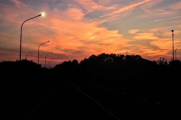 Straat Een Woonwijk Met Huizen Bomen Schemering — Stockfoto