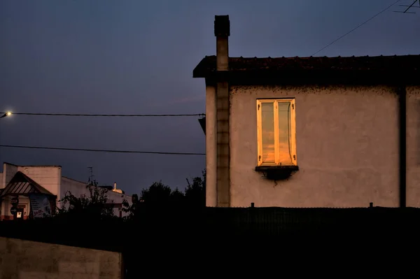 Gebouw Van Een Huis Met Een Raam Verlicht Door Zon — Stockfoto
