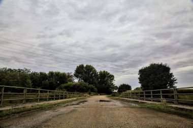 Kırsalda yıpranmış köprü Sonbaharda bulutlu bir günde