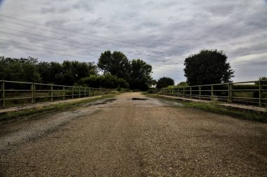 Kırsalda yıpranmış köprü Sonbaharda bulutlu bir günde