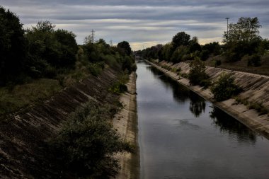 Sonbaharda bulutlu bir günde kırsal kesimde eğlence kanalı