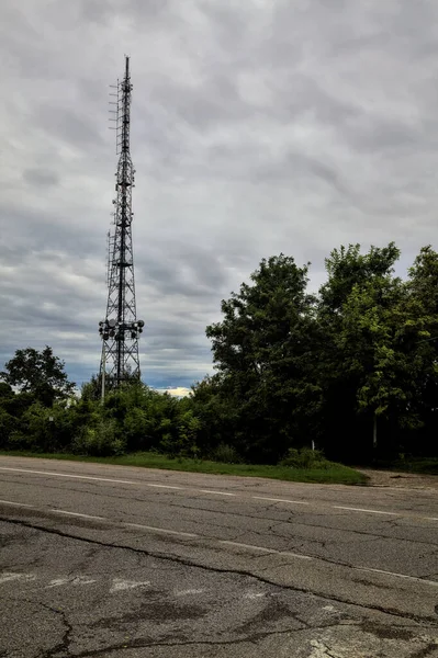 Arka Planda Bir Korulukta Bir Antenle Yol Toprak Yol Arasında — Stok fotoğraf