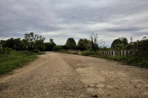 Talya Kırsalındaki Tarlaların Yanındaki Çakıl Yolu Sonbaharda Bulutlu Bir Günde — Stok fotoğraf