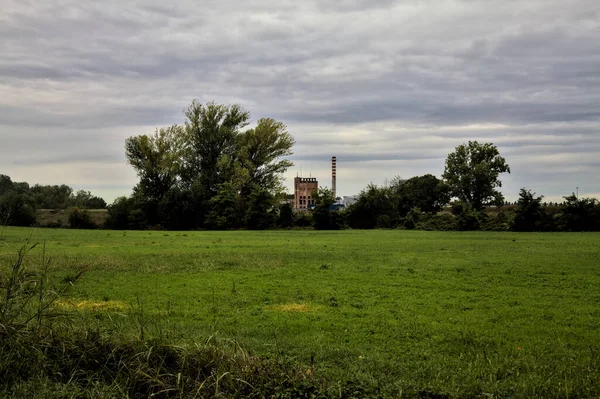 Öppet Fält Gränsar Till Lund Med Fabrik Fjärran Mulen Dag — Stockfoto