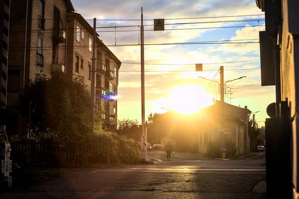 日落时住宅区内的铁路过境点 — 图库照片