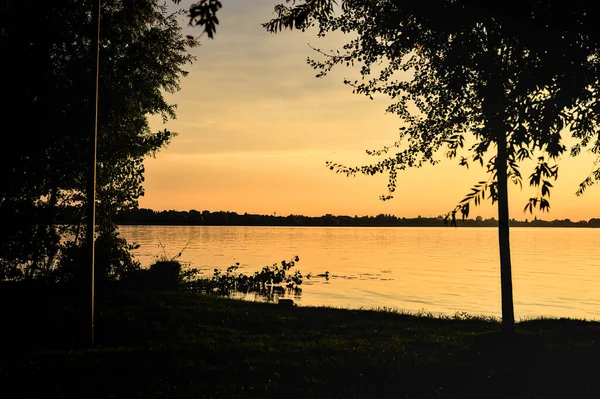 Puesta Sol Sobre Lago Otoño Enmarcado Por Árboles — Foto de Stock