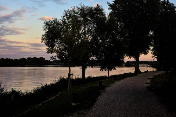 Vägen Park Intill Sjö Vid Solnedgången — Stockfoto