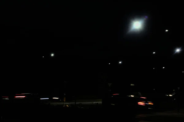 Auto Passeren Een Rotonde Nachts — Stockfoto