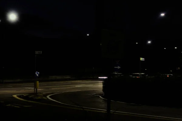 Carros Que Passam Uma Rotunda Noite — Fotografia de Stock