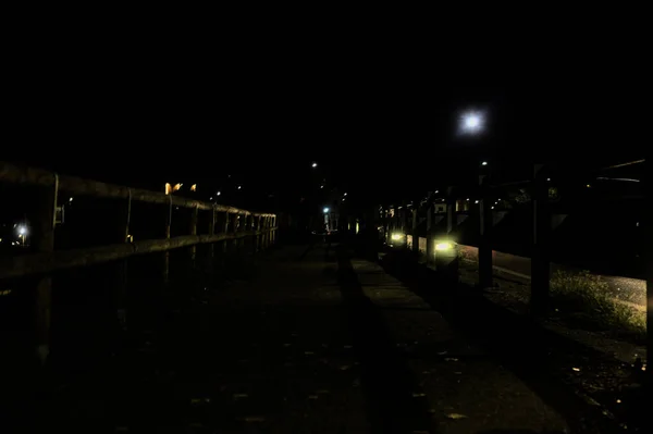 Gece Bir Otobanın Yanında Bisiklet Yolu — Stok fotoğraf