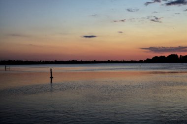 Sonbaharda bir göl üzerinde günbatımı