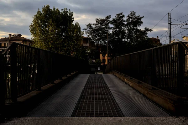 Passageway Met Bomen Een Meer Bij Zonsondergang Herfst — Stockfoto