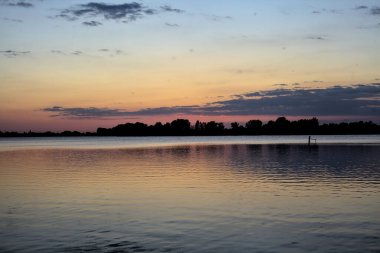 Sonbaharda bir göl üzerinde günbatımı