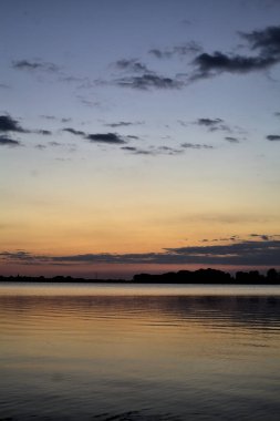 Sonbaharda bir göl üzerinde günbatımı