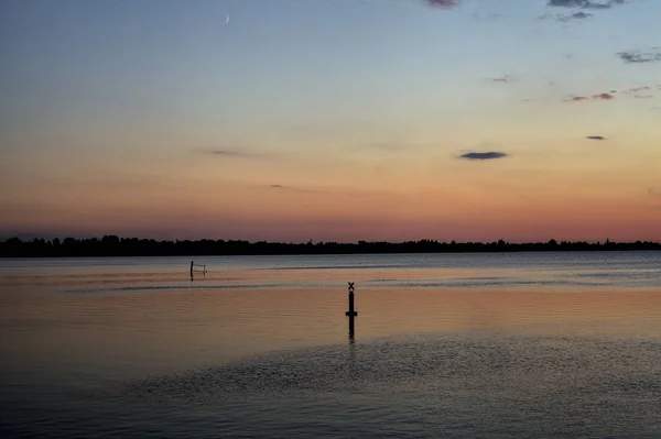 Sonbaharda Bir Göl Üzerinde Günbatımı — Stok fotoğraf