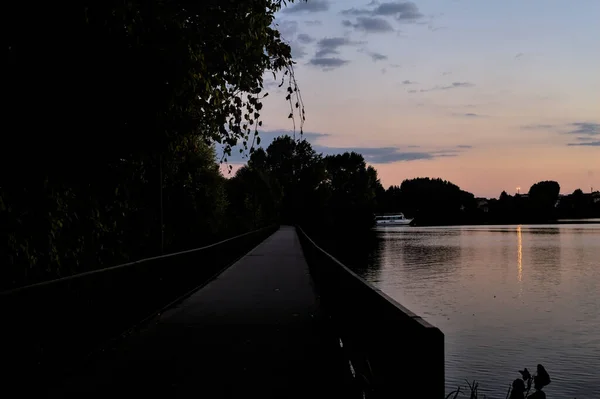 秋の日没時に湖の木々と通路 — ストック写真