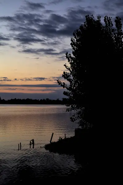 Sonbaharda Ağaçlarla Çevrili Bir Gölün Üzerinde Gün Batımı — Stok fotoğraf