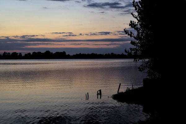 Solnedgång Över Sjö Hösten Inramad Träd — Stockfoto