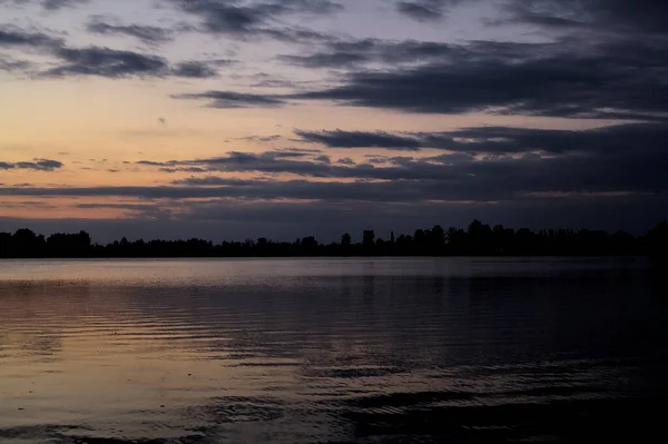 Sonbaharda Bir Göl Üzerinde Günbatımı — Stok fotoğraf