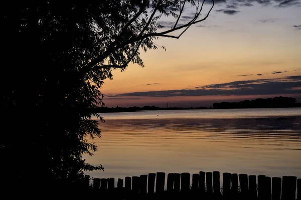 Solnedgång Över Sjö Hösten Inramad Träd — Stockfoto