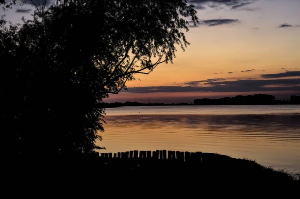Puesta Sol Sobre Lago Otoño Enmarcado Por Árboles — Foto de Stock