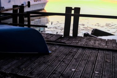 Gün batımında bir rıhtımda tekne.