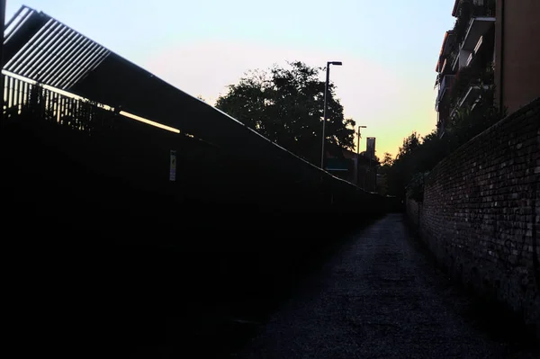 Шлях Межує Стіною Парканом Житловій Зоні Заході Сонця — стокове фото